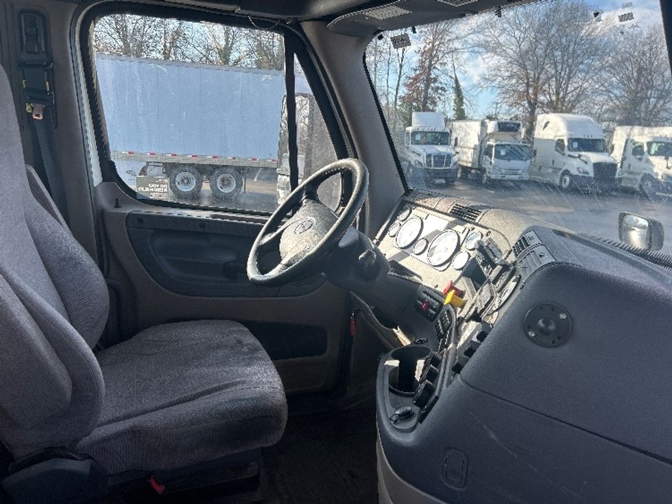 Day Cab Tractor-Heavy Duty Tractors-Freightliner-2019-Cascadia 12564ST-Pennsauken-NJ-402,939\n\t\tmiles-$ 37,250 - Image 14