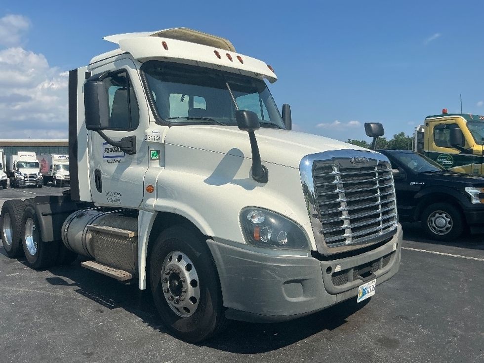 Day Cab Tractor-Heavy Duty Tractors-Freightliner-2019-Cascadia 12564ST-Pensacola-FL-225,731\n\t\tmiles-$ 49,000 - Image 1