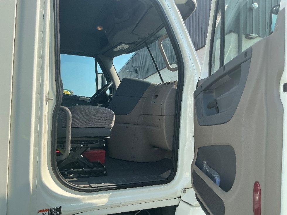 Day Cab Tractor-Heavy Duty Tractors-Freightliner-2019-Cascadia 12564ST-Pensacola-FL-225,731\n\t\tmiles-$ 49,000 - Image 12