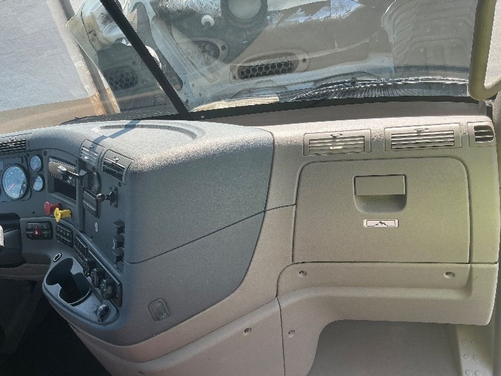 Day Cab Tractor-Heavy Duty Tractors-Freightliner-2019-Cascadia 12564ST-Pensacola-FL-225,731\n\t\tmiles-$ 49,000 - Image 13