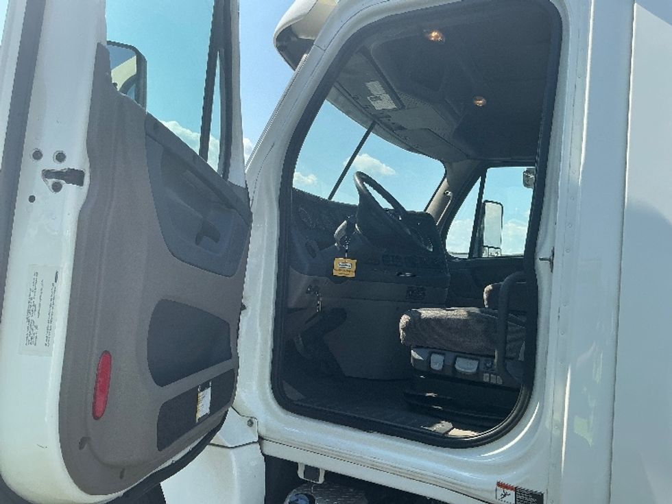 Day Cab Tractor-Heavy Duty Tractors-Freightliner-2019-Cascadia 12564ST-Pensacola-FL-225,731\n\t\tmiles-$ 49,000 - Image 9
