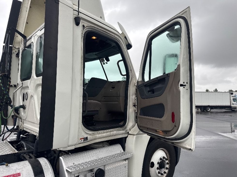 Day Cab Tractor-Heavy Duty Tractors-Freightliner-2019-Cascadia 12564ST-Pensacola-FL-599,725\n\t\tmiles-$ 23,500 - Image 12