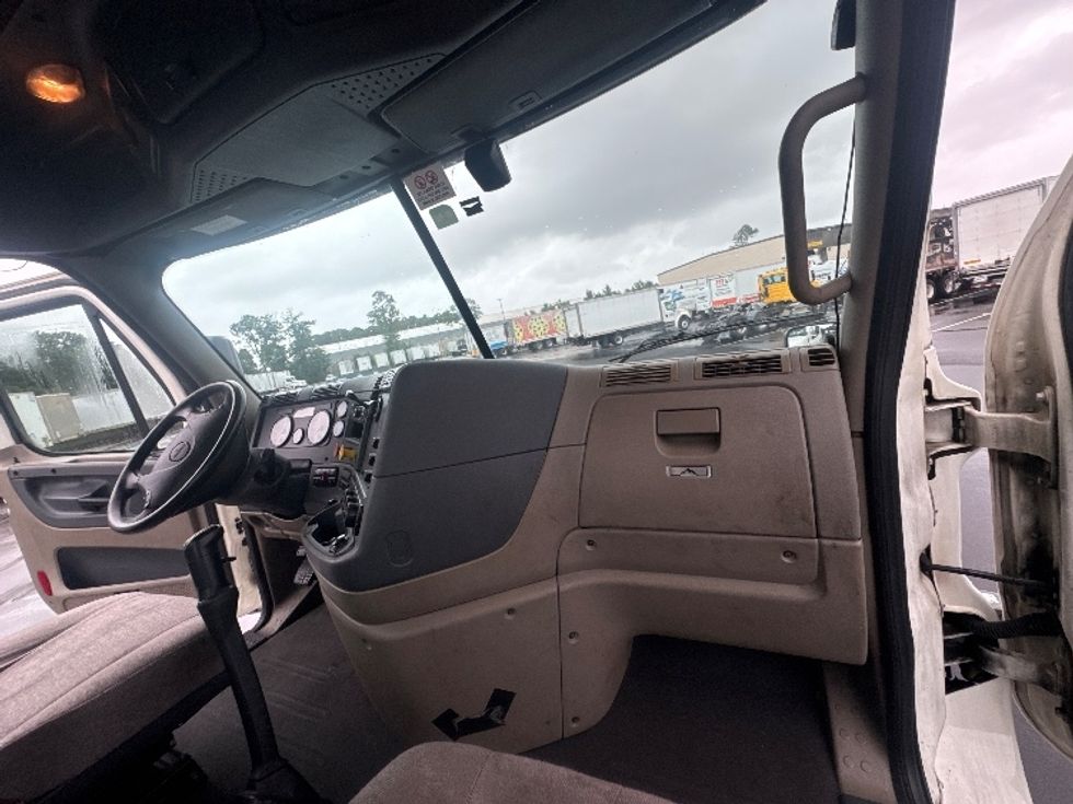 Day Cab Tractor-Heavy Duty Tractors-Freightliner-2019-Cascadia 12564ST-Pensacola-FL-599,725\n\t\tmiles-$ 23,500 - Image 13