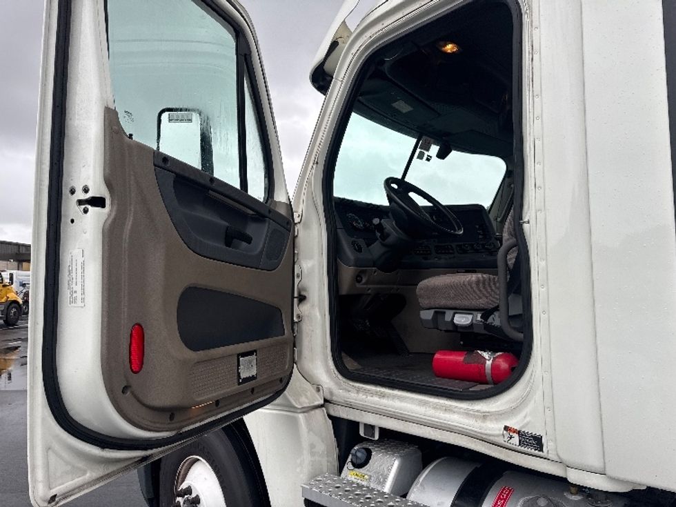 Day Cab Tractor-Heavy Duty Tractors-Freightliner-2019-Cascadia 12564ST-Pensacola-FL-599,725\n\t\tmiles-$ 23,500 - Image 9