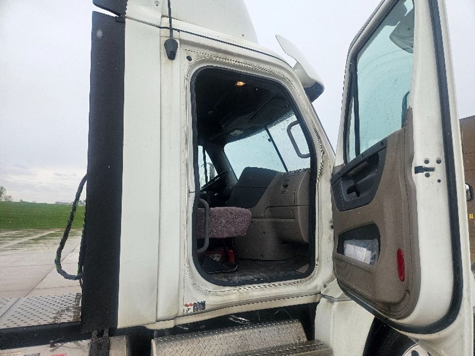 Day Cab Tractor-Heavy Duty Tractors-Freightliner-2019-Cascadia 12564ST-Peosta-IA-698,661\n\t\tmiles-$ 27,250 - Image 12