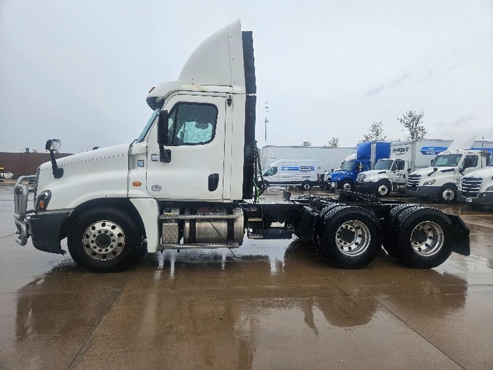 Day Cab Tractor-Heavy Duty Tractors-Freightliner-2019-Cascadia 12564ST-Peosta-IA-698,661\n\t\tmiles-$ 27,250 - Image 4