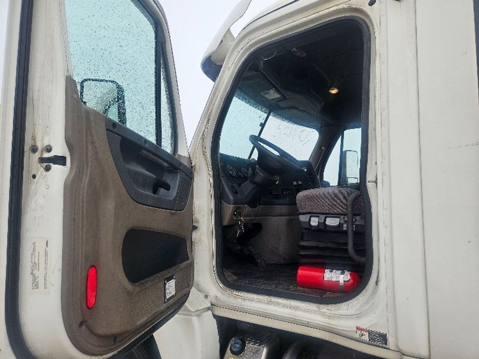 Day Cab Tractor-Heavy Duty Tractors-Freightliner-2019-Cascadia 12564ST-Peosta-IA-698,661\n\t\tmiles-$ 27,250 - Image 9