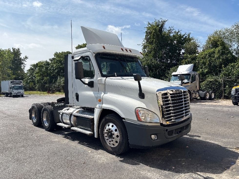 Day Cab Tractor-Heavy Duty Tractors-Freightliner-2019-Cascadia 12564ST-Perrysburg-OH-490,790\n\t\tmiles-$ 29,750 - Image 1