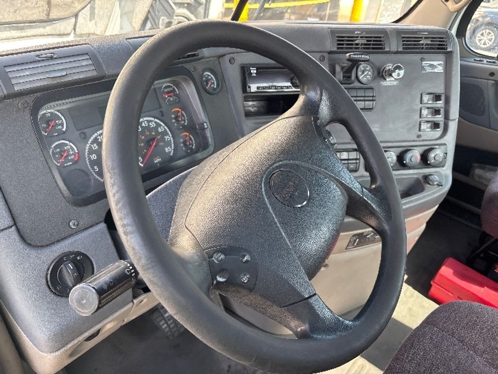 Day Cab Tractor-Heavy Duty Tractors-Freightliner-2019-Cascadia 12564ST-Perrysburg-OH-490,790\n\t\tmiles-$ 29,750 - Image 10