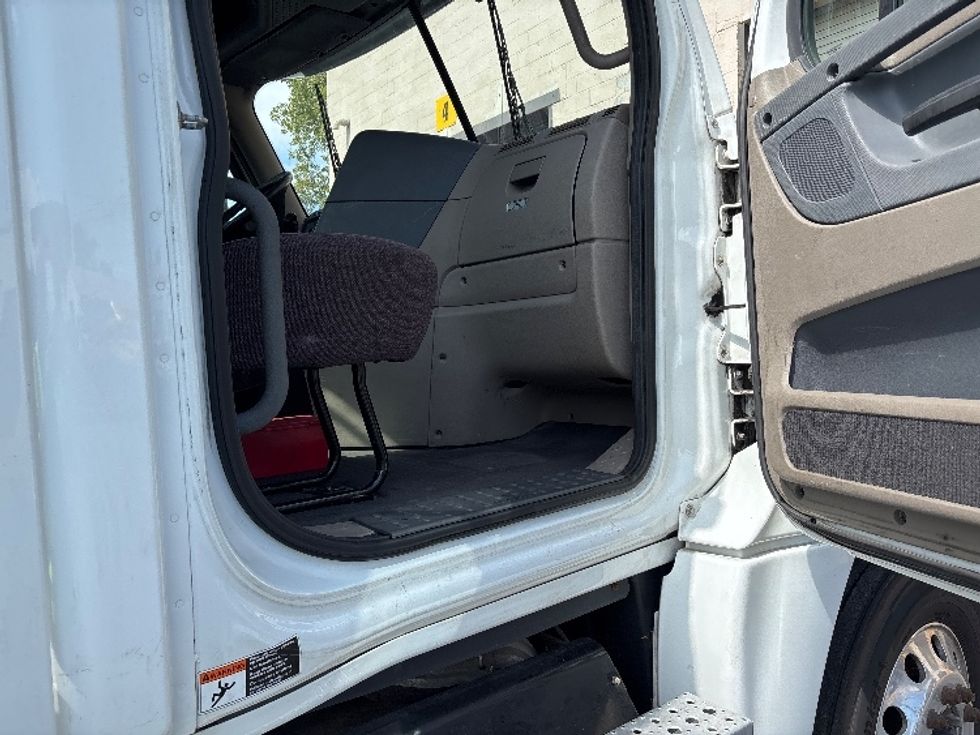 Day Cab Tractor-Heavy Duty Tractors-Freightliner-2019-Cascadia 12564ST-Perrysburg-OH-490,790\n\t\tmiles-$ 29,750 - Image 12