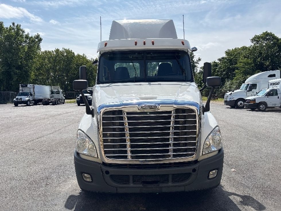 Day Cab Tractor-Heavy Duty Tractors-Freightliner-2019-Cascadia 12564ST-Perrysburg-OH-490,790\n\t\tmiles-$ 29,750 - Image 2