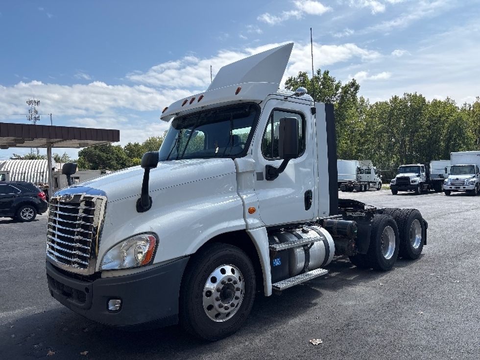 Day Cab Tractor-Heavy Duty Tractors-Freightliner-2019-Cascadia 12564ST-Perrysburg-OH-490,790\n\t\tmiles-$ 29,750 - Image 3