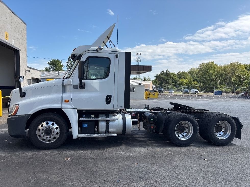 Day Cab Tractor-Heavy Duty Tractors-Freightliner-2019-Cascadia 12564ST-Perrysburg-OH-490,790\n\t\tmiles-$ 29,750 - Image 4