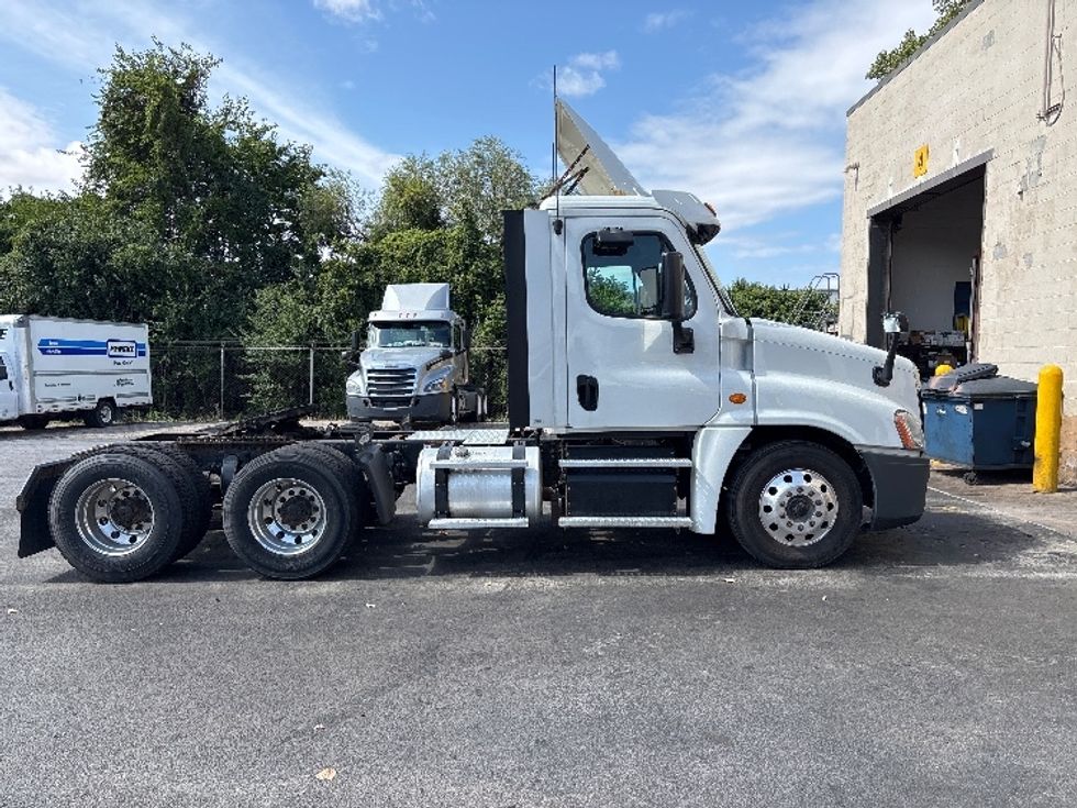 Day Cab Tractor-Heavy Duty Tractors-Freightliner-2019-Cascadia 12564ST-Perrysburg-OH-490,790\n\t\tmiles-$ 29,750 - Image 8