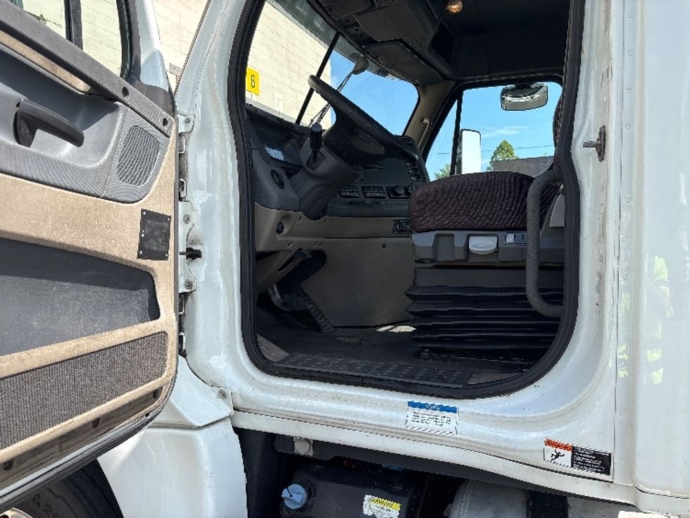 Day Cab Tractor-Heavy Duty Tractors-Freightliner-2019-Cascadia 12564ST-Perrysburg-OH-490,790\n\t\tmiles-$ 29,750 - Image 9