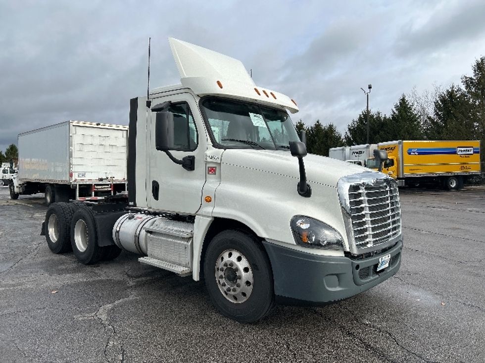 Day Cab Tractor-Heavy Duty Tractors-Freightliner-2019-Cascadia 12564ST-Perrysburg-OH-526,330\n\t\tmiles-$ 37,750 - Image 1