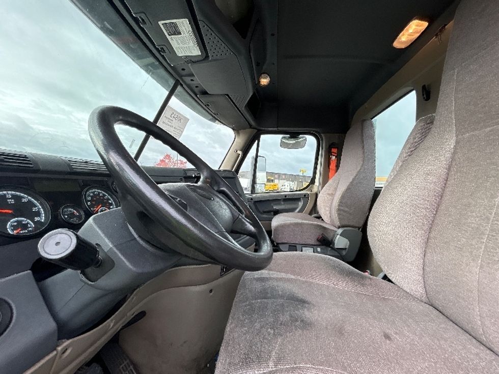 Day Cab Tractor-Heavy Duty Tractors-Freightliner-2019-Cascadia 12564ST-Perrysburg-OH-526,330\n\t\tmiles-$ 37,750 - Image 10