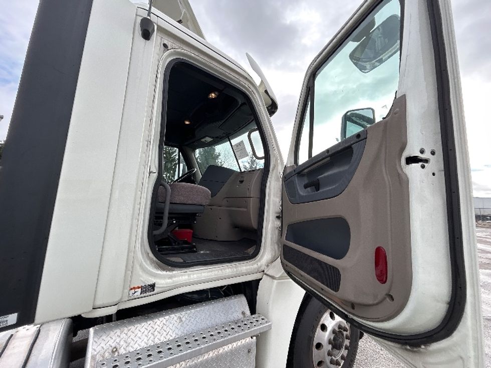 Day Cab Tractor-Heavy Duty Tractors-Freightliner-2019-Cascadia 12564ST-Perrysburg-OH-526,330\n\t\tmiles-$ 37,750 - Image 12