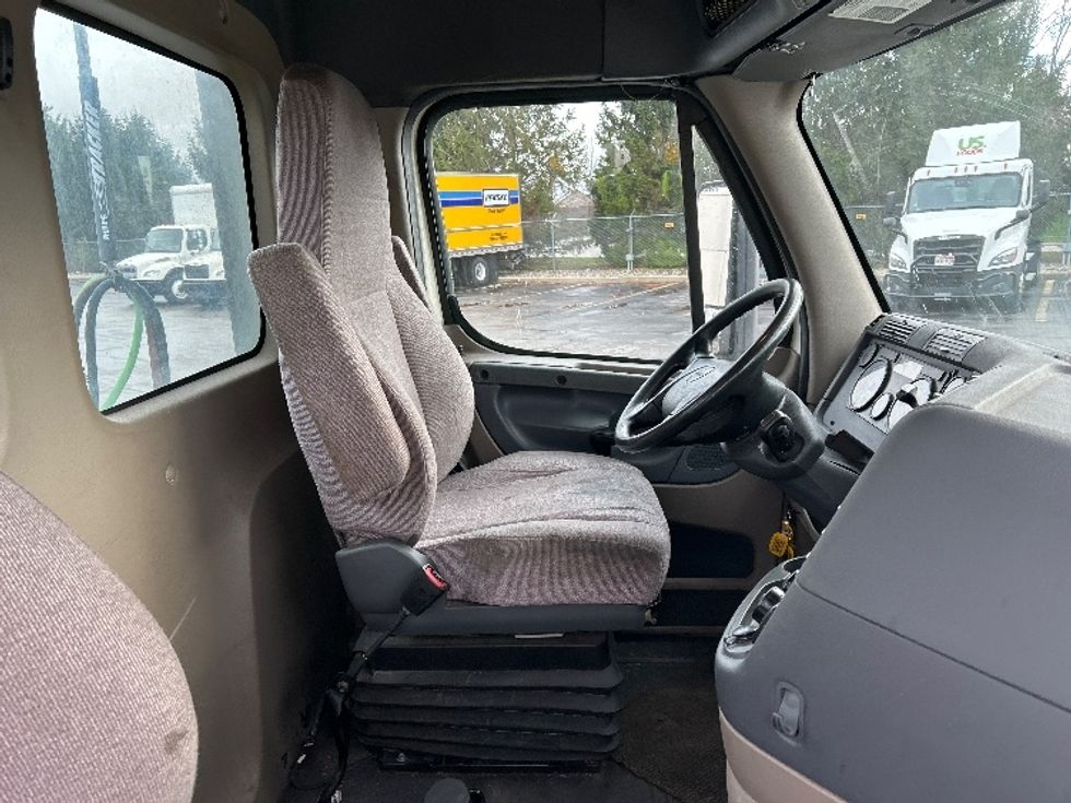 Day Cab Tractor-Heavy Duty Tractors-Freightliner-2019-Cascadia 12564ST-Perrysburg-OH-526,330\n\t\tmiles-$ 37,750 - Image 14