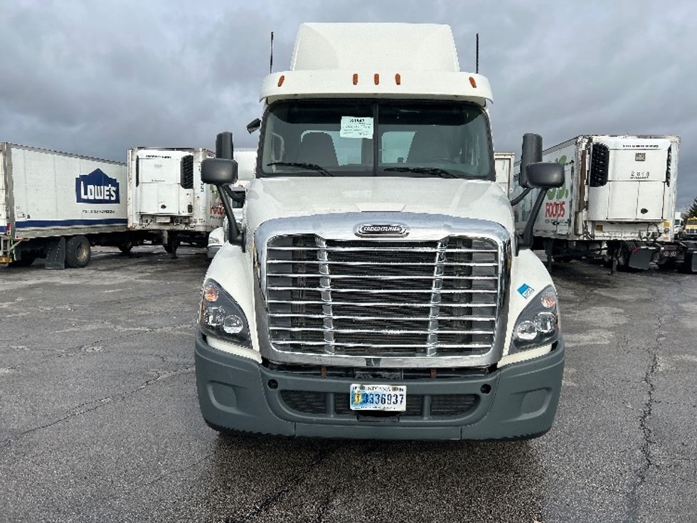 Day Cab Tractor-Heavy Duty Tractors-Freightliner-2019-Cascadia 12564ST-Perrysburg-OH-526,330\n\t\tmiles-$ 37,750 - Image 2