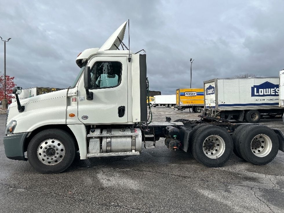 Day Cab Tractor-Heavy Duty Tractors-Freightliner-2019-Cascadia 12564ST-Perrysburg-OH-526,330\n\t\tmiles-$ 37,750 - Image 4