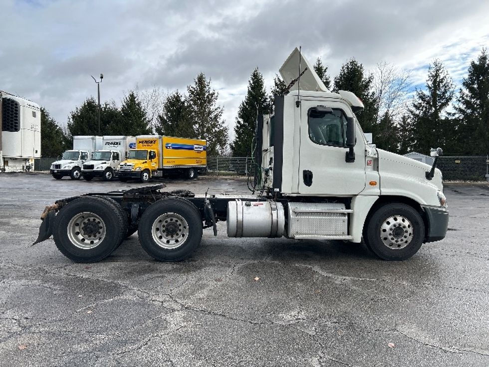 Day Cab Tractor-Heavy Duty Tractors-Freightliner-2019-Cascadia 12564ST-Perrysburg-OH-526,330\n\t\tmiles-$ 37,750 - Image 8