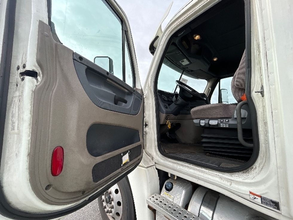 Day Cab Tractor-Heavy Duty Tractors-Freightliner-2019-Cascadia 12564ST-Perrysburg-OH-526,330\n\t\tmiles-$ 37,750 - Image 9
