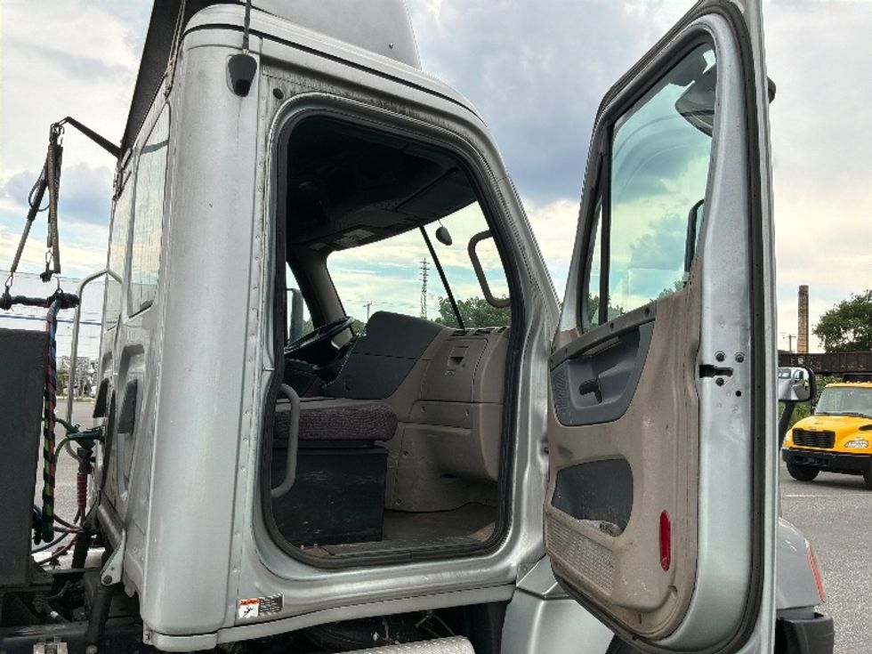 Day Cab Tractor-Heavy Duty Tractors-Freightliner-2019-Cascadia 12564ST-Philadelphia-PA-229,424\n\t\tmiles-$ 41,000 - Image 12