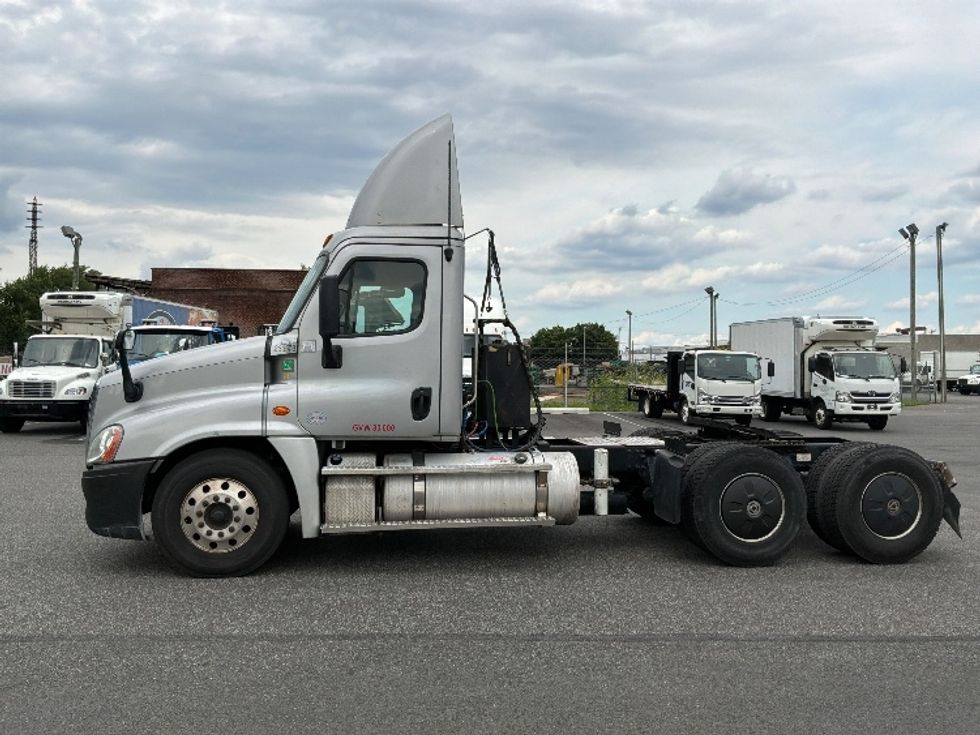 Day Cab Tractor-Heavy Duty Tractors-Freightliner-2019-Cascadia 12564ST-Philadelphia-PA-229,424\n\t\tmiles-$ 41,000 - Image 4