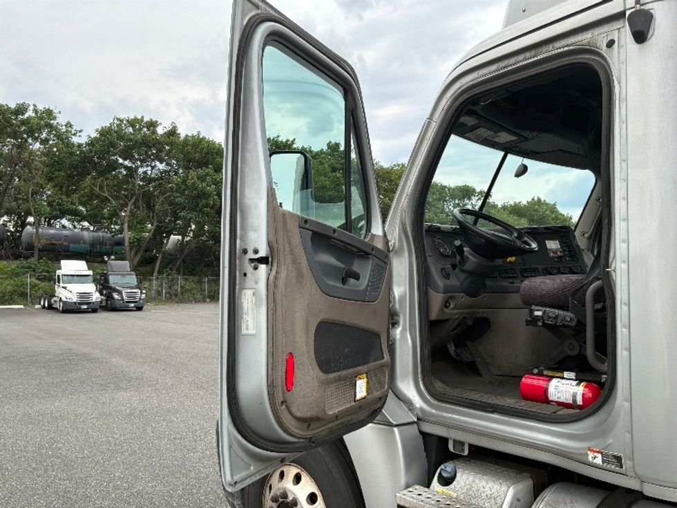 Day Cab Tractor-Heavy Duty Tractors-Freightliner-2019-Cascadia 12564ST-Philadelphia-PA-229,424\n\t\tmiles-$ 41,000 - Image 9