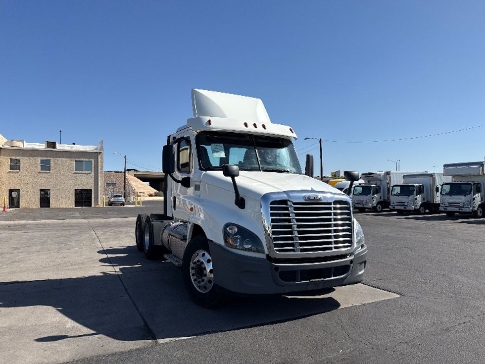 Day Cab Tractor-Heavy Duty Tractors-Freightliner-2019-Cascadia 12564ST-Phoenix-AZ-255,165\n\t\tmiles-$ 42,500 - Image 1