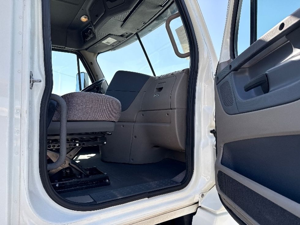 Day Cab Tractor-Heavy Duty Tractors-Freightliner-2019-Cascadia 12564ST-Phoenix-AZ-255,165\n\t\tmiles-$ 42,500 - Image 12