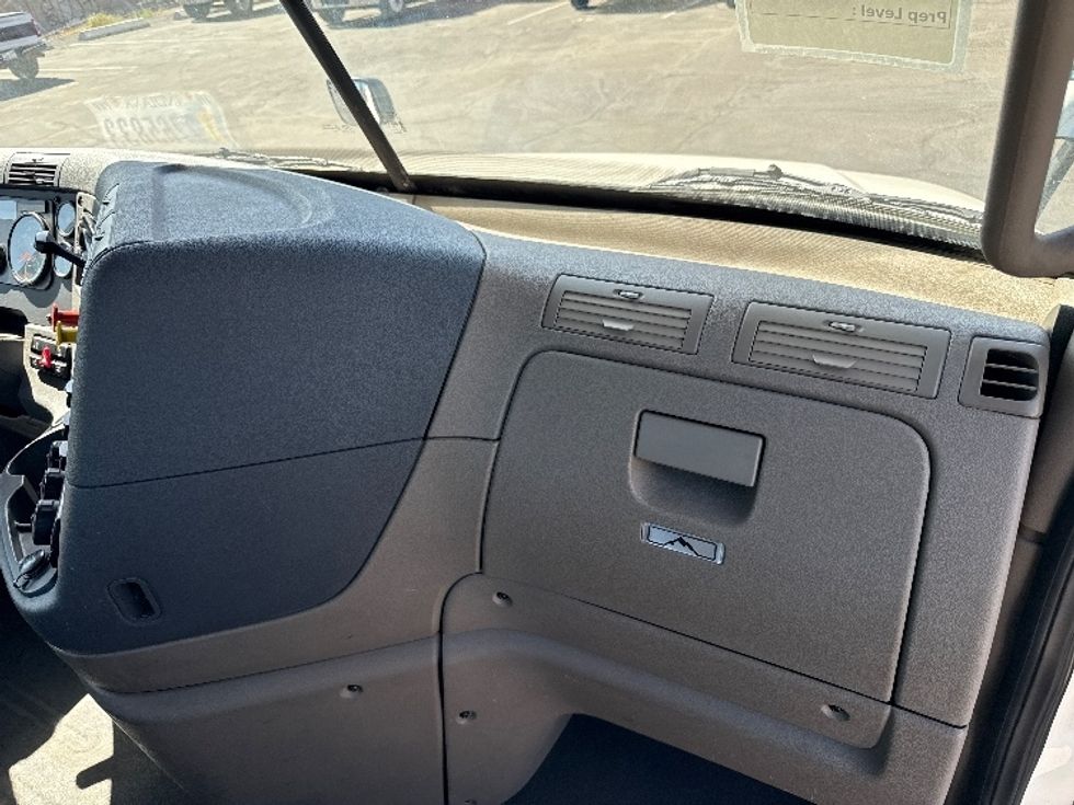 Day Cab Tractor-Heavy Duty Tractors-Freightliner-2019-Cascadia 12564ST-Phoenix-AZ-255,165\n\t\tmiles-$ 42,500 - Image 13