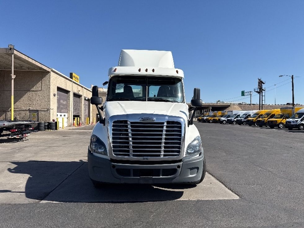 Day Cab Tractor-Heavy Duty Tractors-Freightliner-2019-Cascadia 12564ST-Phoenix-AZ-255,165\n\t\tmiles-$ 42,500 - Image 2