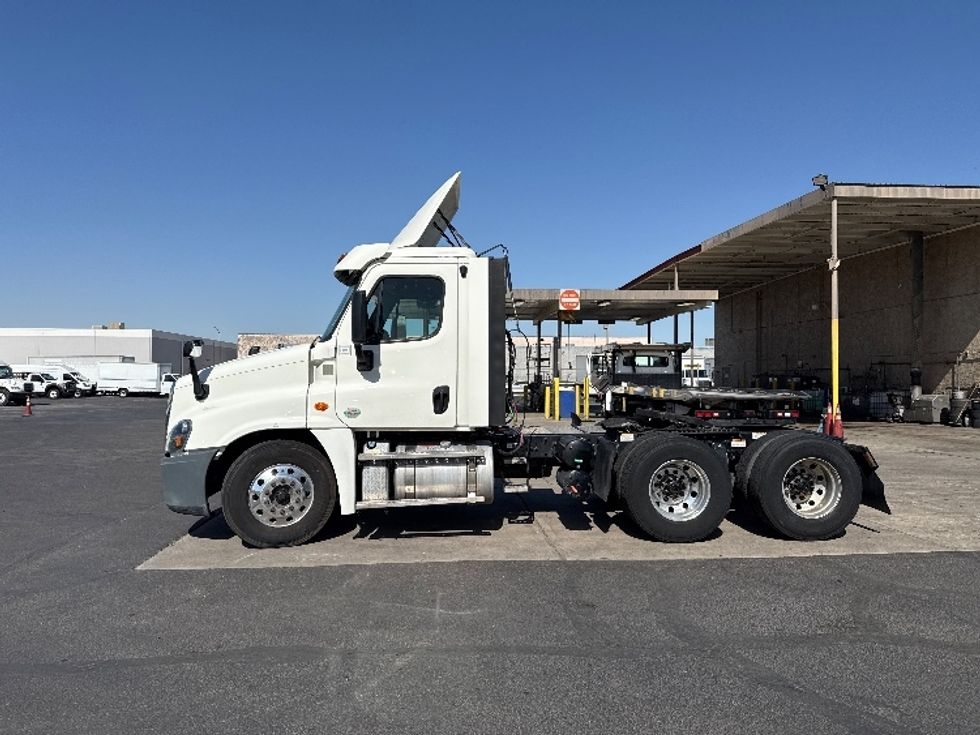 Day Cab Tractor-Heavy Duty Tractors-Freightliner-2019-Cascadia 12564ST-Phoenix-AZ-255,165\n\t\tmiles-$ 42,500 - Image 4