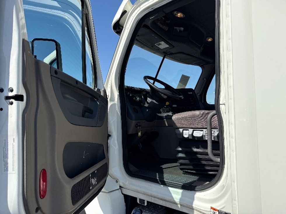 Day Cab Tractor-Heavy Duty Tractors-Freightliner-2019-Cascadia 12564ST-Phoenix-AZ-255,165\n\t\tmiles-$ 42,500 - Image 9