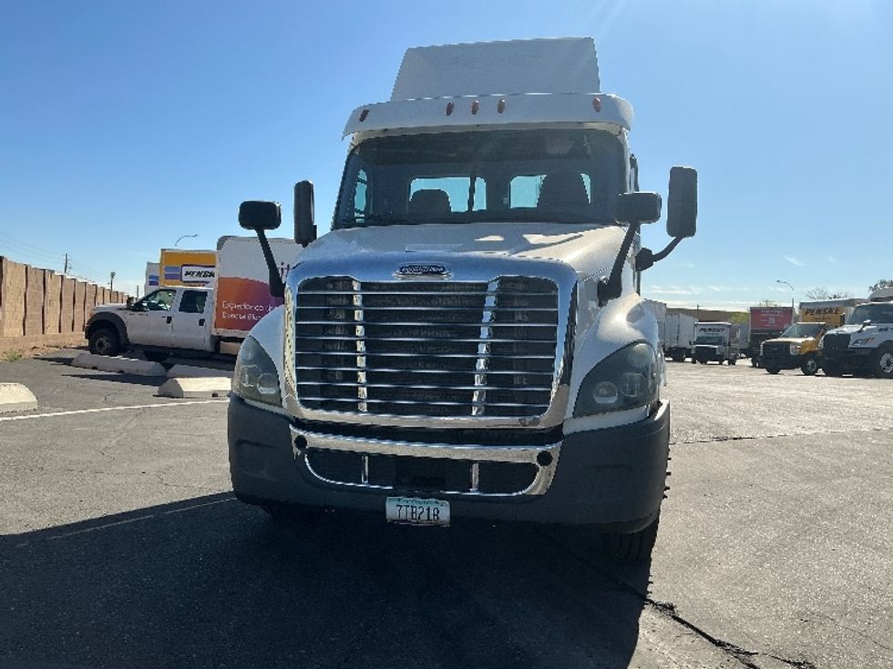 Day Cab Tractor-Heavy Duty Tractors-Freightliner-2019-Cascadia 12564ST-Phoenix-AZ-296,838\n\t\tmiles-$ 40,500 - Image 2
