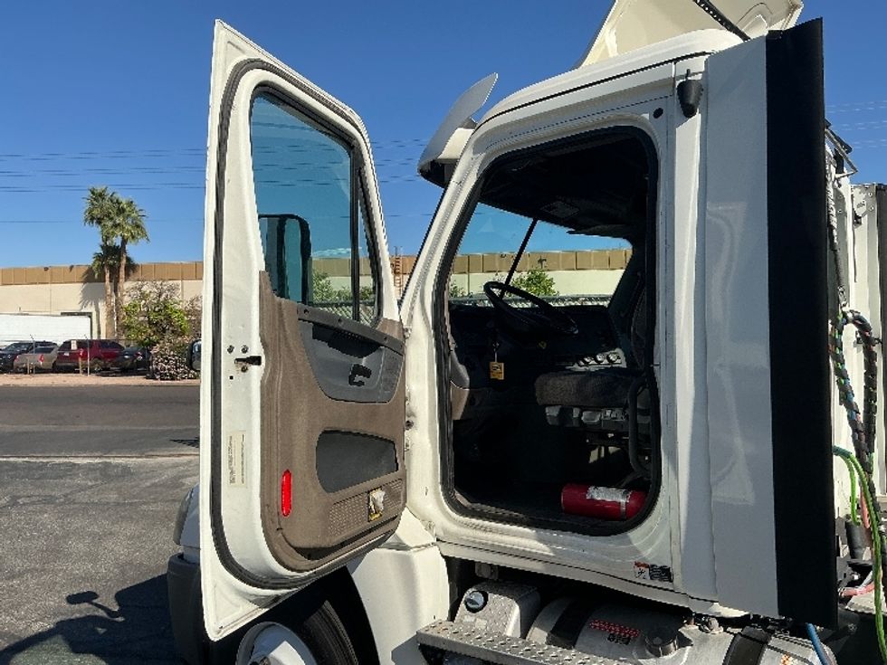 Day Cab Tractor-Heavy Duty Tractors-Freightliner-2019-Cascadia 12564ST-Phoenix-AZ-296,838\n\t\tmiles-$ 40,500 - Image 9