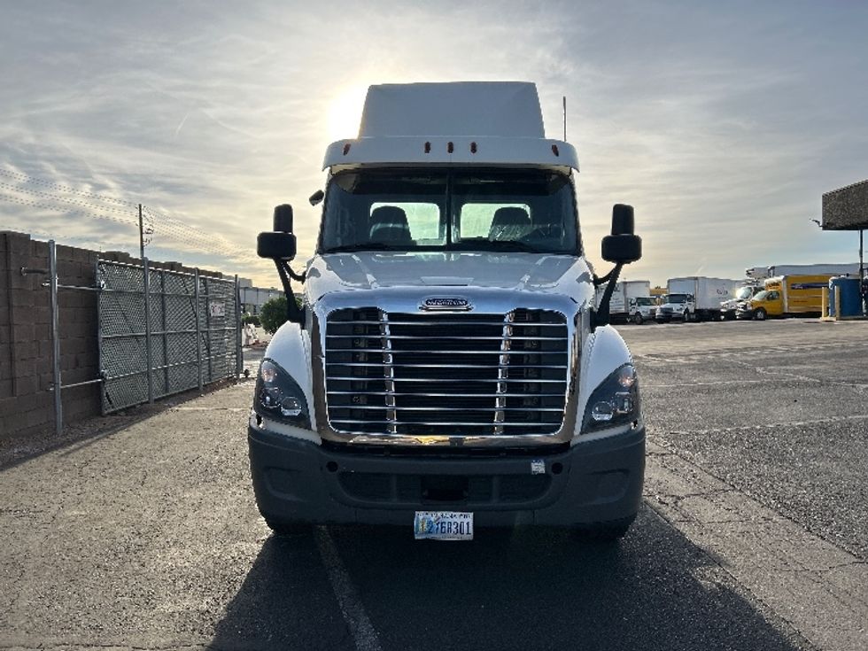 Day Cab Tractor-Heavy Duty Tractors-Freightliner-2019-Cascadia 12564ST-Phoenix-AZ-421,935\n\t\tmiles-$ 36,250 - Image 2