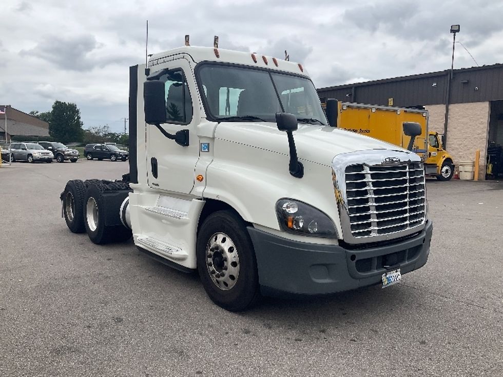Day Cab Tractor-Heavy Duty Tractors-Freightliner-2019-Cascadia 12564ST-Piqua-OH-564,330\n\t\tmiles-$ 32,000 - Image 1