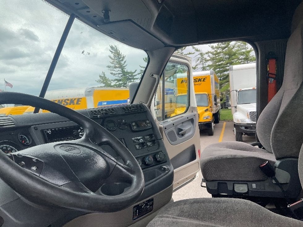 Day Cab Tractor-Heavy Duty Tractors-Freightliner-2019-Cascadia 12564ST-Piqua-OH-564,330\n\t\tmiles-$ 32,000 - Image 10