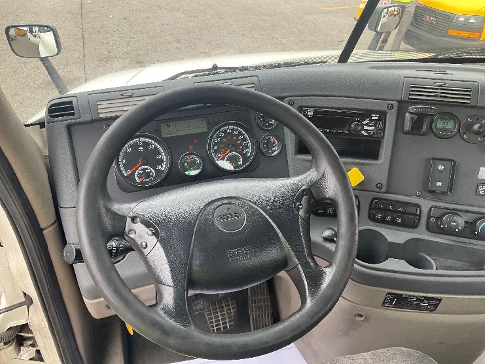 Day Cab Tractor-Heavy Duty Tractors-Freightliner-2019-Cascadia 12564ST-Piqua-OH-564,330\n\t\tmiles-$ 32,000 - Image 11