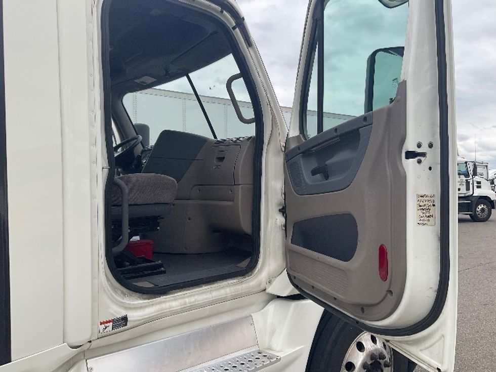 Day Cab Tractor-Heavy Duty Tractors-Freightliner-2019-Cascadia 12564ST-Piqua-OH-564,330\n\t\tmiles-$ 32,000 - Image 12