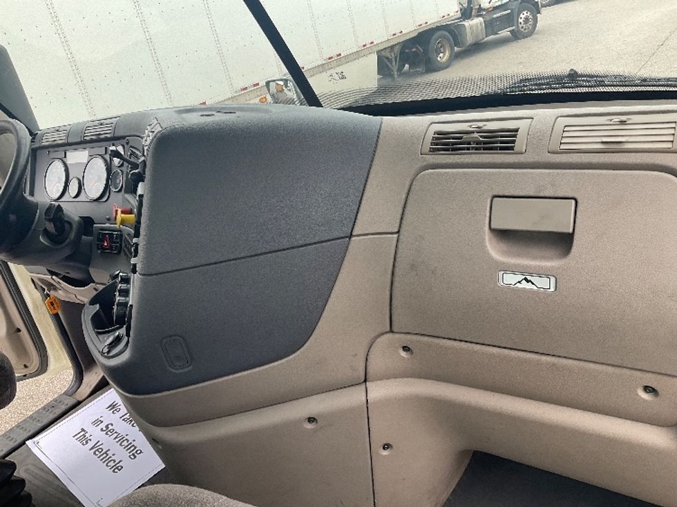 Day Cab Tractor-Heavy Duty Tractors-Freightliner-2019-Cascadia 12564ST-Piqua-OH-564,330\n\t\tmiles-$ 32,000 - Image 13