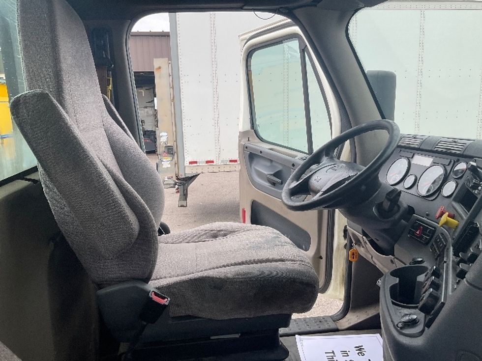 Day Cab Tractor-Heavy Duty Tractors-Freightliner-2019-Cascadia 12564ST-Piqua-OH-564,330\n\t\tmiles-$ 32,000 - Image 14