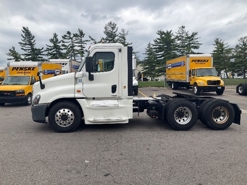 Day Cab Tractor-Heavy Duty Tractors-Freightliner-2019-Cascadia 12564ST-Piqua-OH-564,330\n\t\tmiles-$ 32,000 - Image 4
