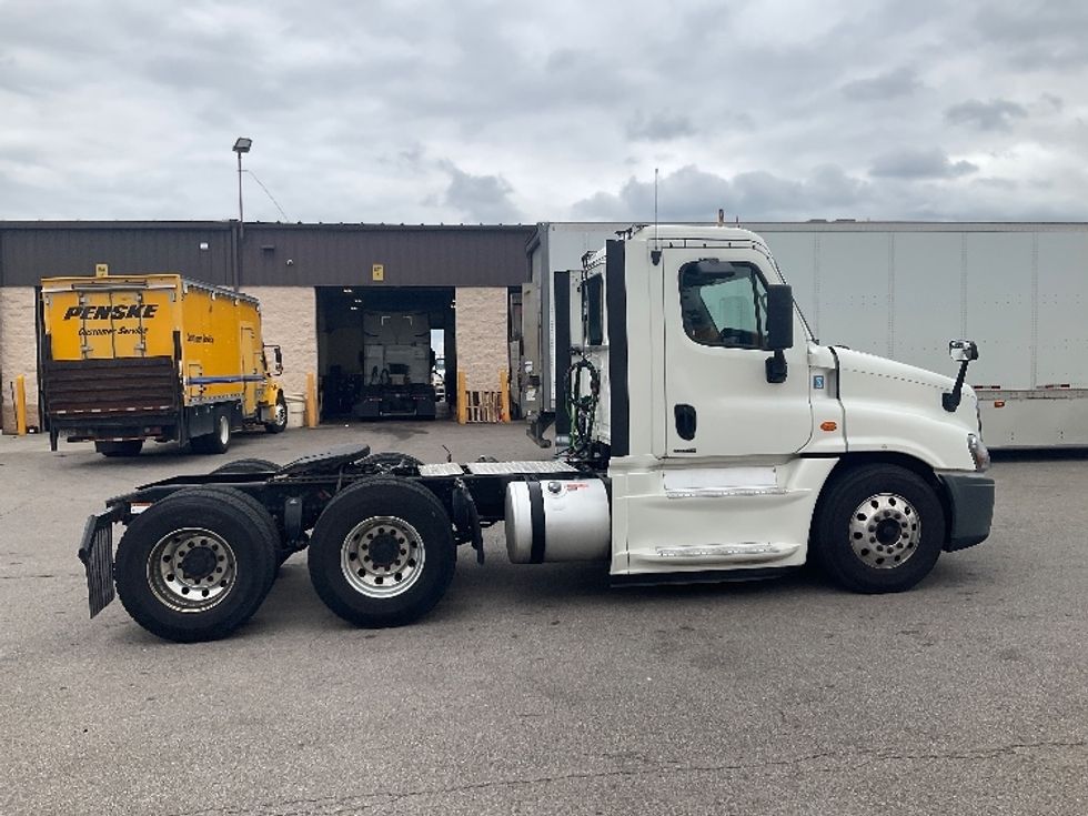 Day Cab Tractor-Heavy Duty Tractors-Freightliner-2019-Cascadia 12564ST-Piqua-OH-564,330\n\t\tmiles-$ 32,000 - Image 8