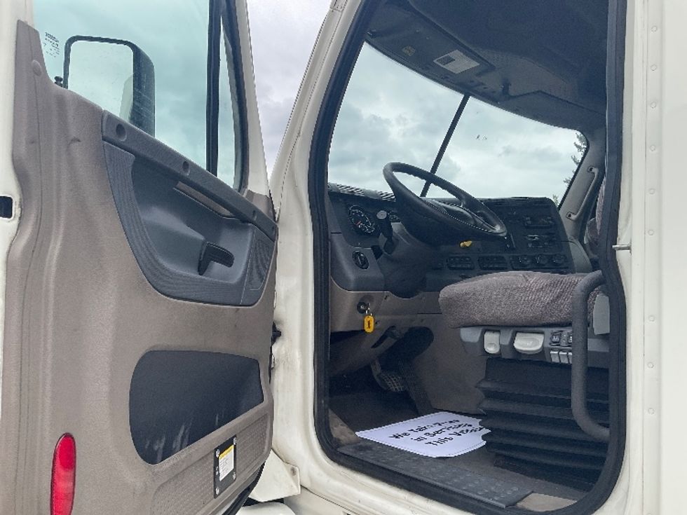 Day Cab Tractor-Heavy Duty Tractors-Freightliner-2019-Cascadia 12564ST-Piqua-OH-564,330\n\t\tmiles-$ 32,000 - Image 9