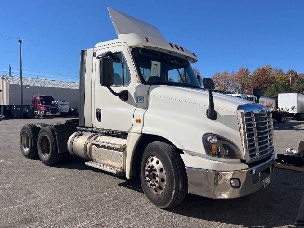 Day Cab Tractor-Heavy Duty Tractors-Freightliner-2019-Cascadia 12564ST-Piqua-OH-566,323\n\t\tmiles-$ 28,000 - Image 1