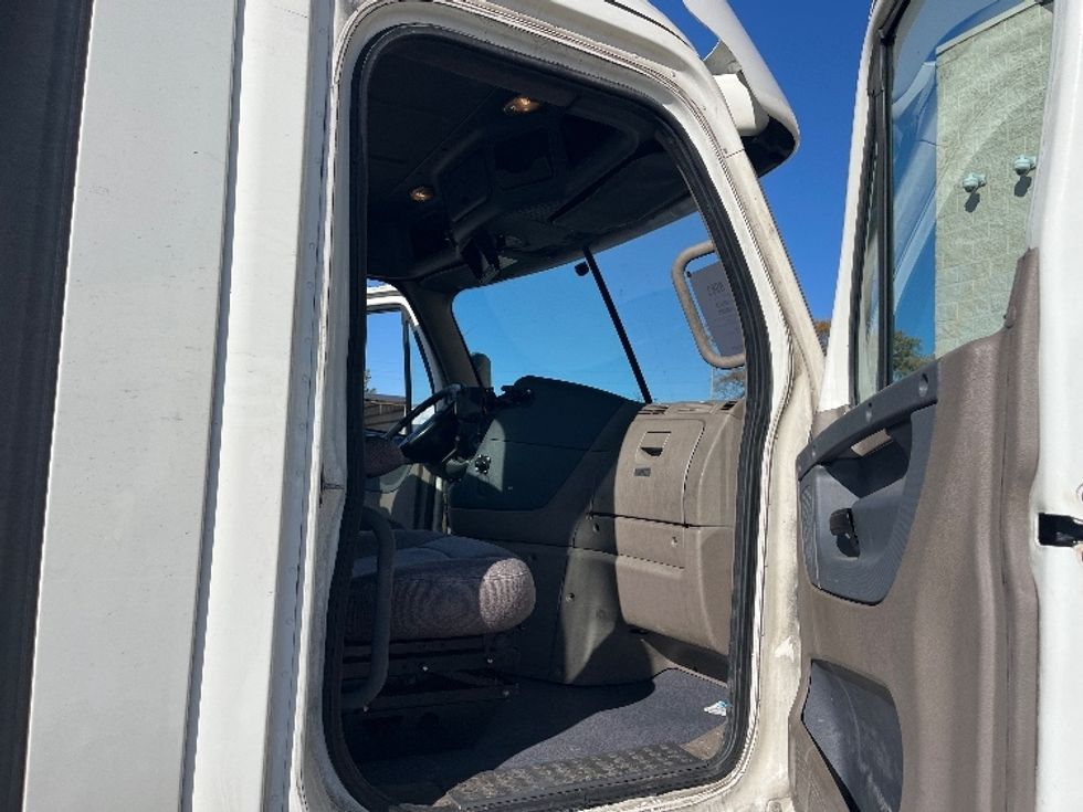 Day Cab Tractor-Heavy Duty Tractors-Freightliner-2019-Cascadia 12564ST-Piqua-OH-566,323\n\t\tmiles-$ 28,000 - Image 11